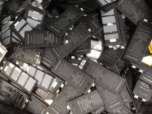 當(dāng)你的“世界電池”被移除時，你的“最棒的電池”就要在回收中心或現(xiàn)場收集授權(quán)的電池。
