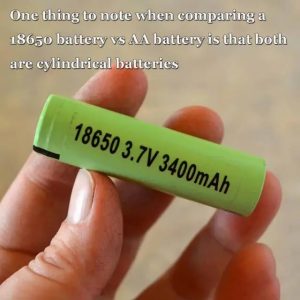 在比較18650電池和AA電池時(shí)，需要注意的一點(diǎn)是，他們都是圓柱形的電池。
